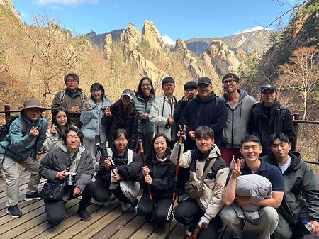 지난 11월 2일에 강원대 로스쿨 환경법학회 학생들과 교수님들이 설악산에서 생태보호활동을 진행했습니다. 2026년에도 함께 하길 바랍니다!